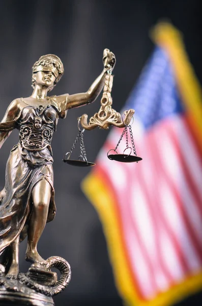 法と正義 合法性の概念 正義の尺度 背景にあるアメリカ国旗の前の女性の正義 — ストック写真