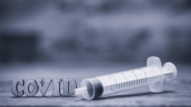 Coronavirus 2019-nCoV ahşap harfli fotoğraf. Salgın virüsü solunum sendromu fotoğrafı. Corona virüsü salgını. Kan Testi (Coronavirus 2019 hastalığı, COVID-19, nCoV) mavi tonlu.