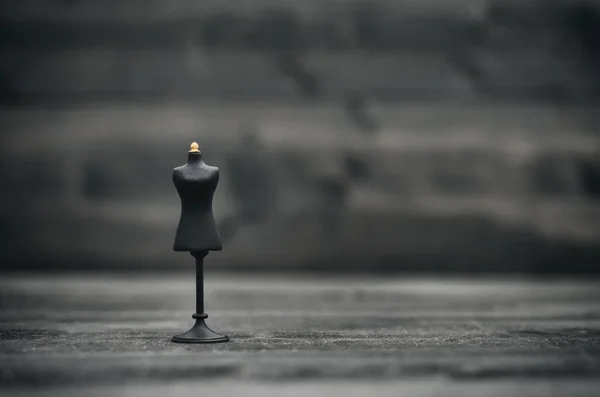 ファッションデザインコンセプト 黒の木製の背景にヴィンテージマネキンスタンド — ストック写真