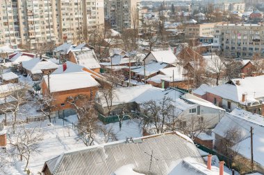 Şehir ve sokak Kışın kar ile kaplıdır