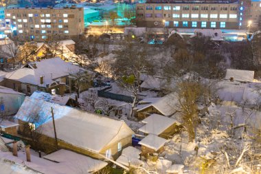 Aydınlatma evlerin gece kar ile kaplı