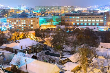 Aydınlatma evlerin gece kar ile kaplı