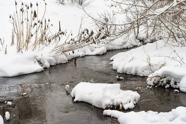 有水流的河水被白雪覆盖着 — 图库照片