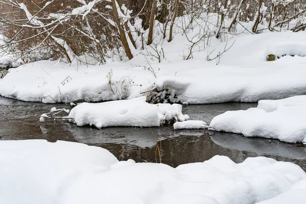 Río Con Corriente Está Cubierto Nieve Blanca Invierno — Foto de Stock