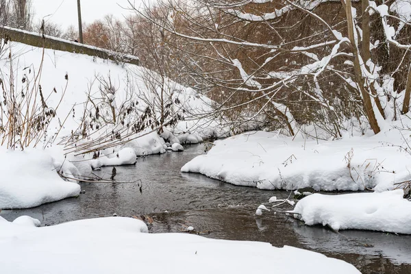 Río Con Corriente Está Cubierto Nieve Blanca Invierno — Foto de Stock