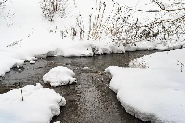 有水流的河水被白雪覆盖着 — 图库照片