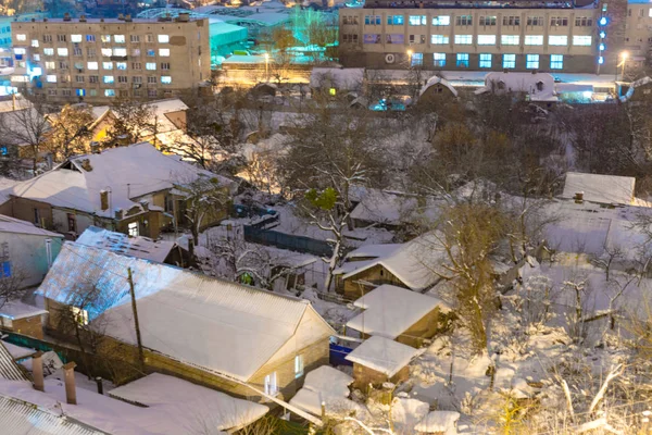 Iluminación Casas Ciudad Están Cubiertas Nieve Por Noche — Foto de Stock