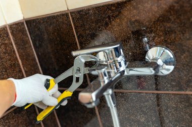 Bir banyo musluk için fındık büküm işlemi