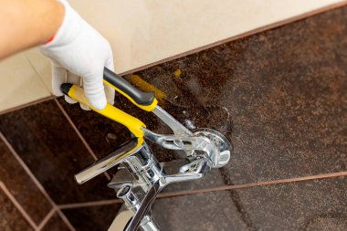 Bir banyo musluk için fındık büküm işlemi