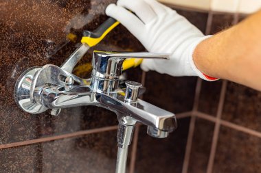 Bir banyo musluk için fındık büküm işlemi