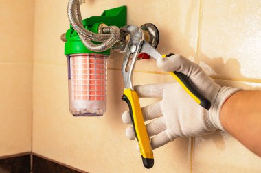 Sıcak su ile bir kazan üzerinde tuz filtre yükleme işlemi