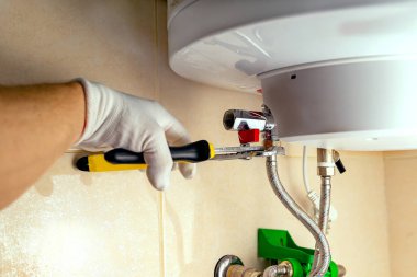 Sıcak su ile bir kazan üzerinde tuz filtre yükleme işlemi