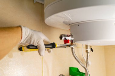 Sıcak su ile bir kazan üzerinde tuz filtre yükleme işlemi