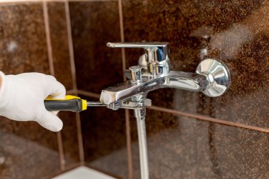 Bir banyo musluk için fındık büküm işlemi
