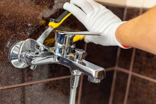 Het Proces Van Noten Voor Een Badkamer Kraan Draaien — Stockfoto