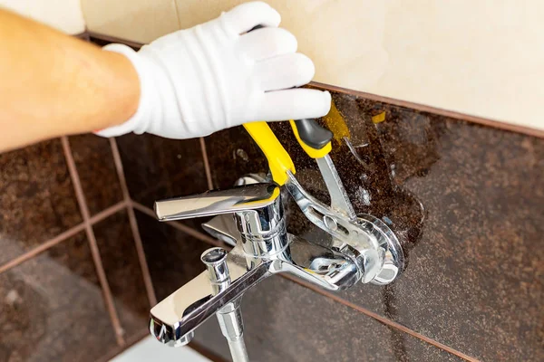 Proceso Torcer Las Tuercas Para Grifo Baño —  Fotos de Stock