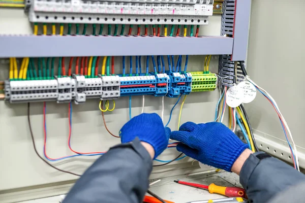Process Connecting Cables Main Distribution Unit — Stock Photo, Image