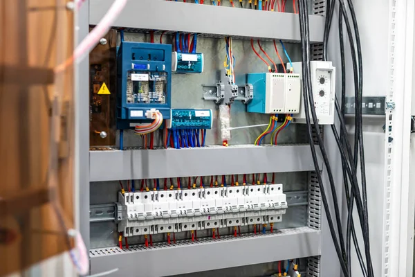 Plastik bir kutu içinde çeşitli elektronik yönetimi bloklarını