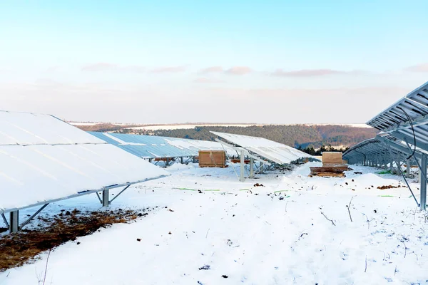 太陽電池パネルの行は白い雪で覆われています — ストック写真