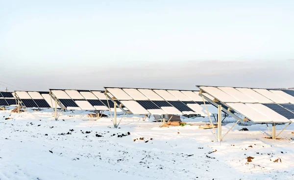 Rzędy Paneli Słonecznych Pokryte Białym Śniegiem — Zdjęcie stockowe