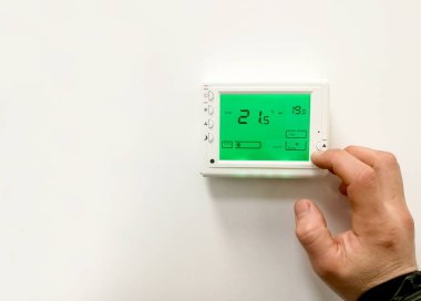 Klima kontrol uniton beyaz bir duvar kullanarak denetleme işlemi