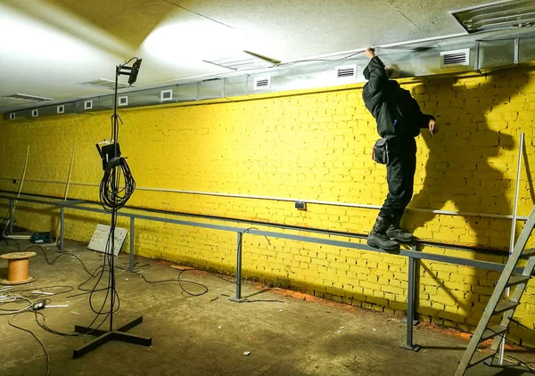 Process Installation Led Lamps Room Yellow Shop — Stock Photo, Image