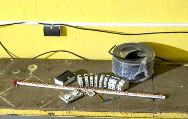 Otomatik sigortalar, kablo ve sarı Oda tabloda otobüste