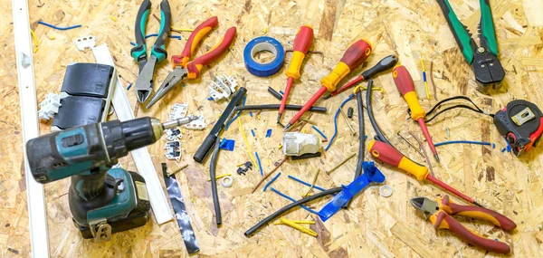 Verschiedene Werkzeuge Für Elektrische Arbeiten Auf Einer Spanplatte — Stockfoto