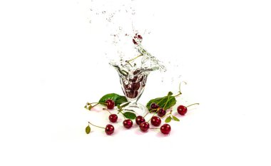 bir bardak su Berry sonbaharda beyaz bir arka plan üzerinde