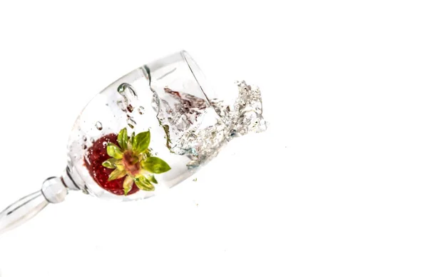 Erdbeeren Fallen Ein Glas Wasser Auf Weißem Hintergrund — Stockfoto