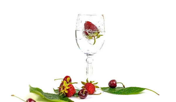 Fresas Caen Vaso Agua Sobre Fondo Blanco — Foto de Stock