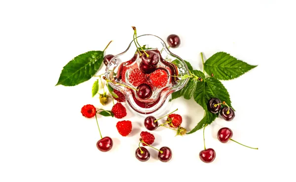 Kirschen Und Himbeeren Einer Glasschale Und Darüber Hinaus Auf Weißem — Stockfoto