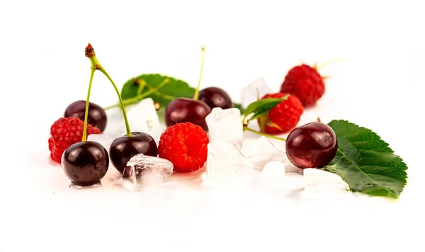 Framboesa Cerejas Com Folhas Verdes Partículas Gelo Sobre Fundo Branco — Fotografia de Stock