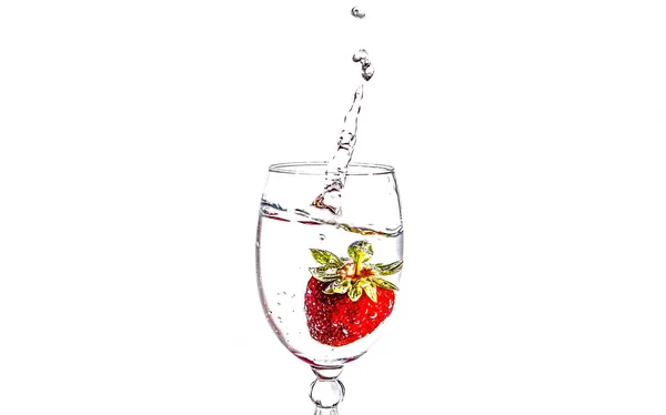 Erdbeeren Fallen Ein Glas Wasser Auf Weißem Hintergrund — Stockfoto