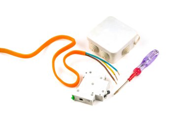 Elektrik kablo sarı, beyaz bir arka plan üzerinde geçiş kutusu, otomatik devre kesici ve göstergesi