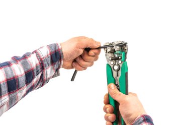 Beyaz bir arka plan üzerinde bir striptizci kullanarak Tel işleme süreci