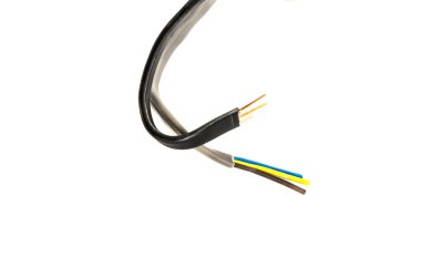 Beyaz zemin üzerine bakırdan yapılmış çıplak elektrik telleri