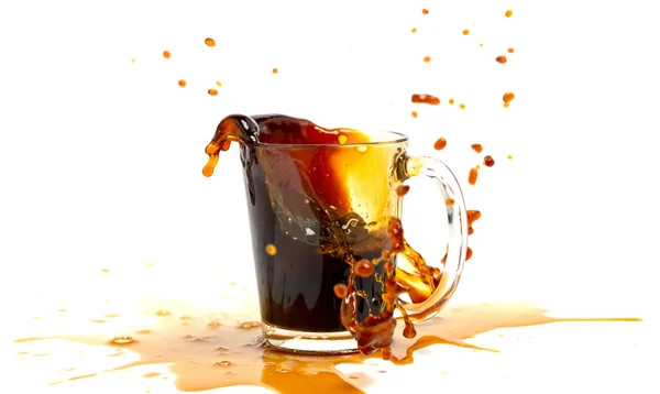 Eine Tasse Kaffee Mit Spritzern Die Auf Weißem Hintergrund Verschüttet — Stockfoto