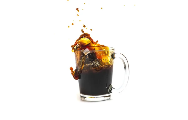 Eine Tasse Kaffee Mit Spritzern Die Auf Weißem Hintergrund Verschüttet — Stockfoto