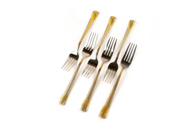 Krom kaplama çatal beyaz bir arka plan üzerinde yaldızlı