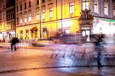 Akşam street insanlar ve arabaları hareket ile antik kentin