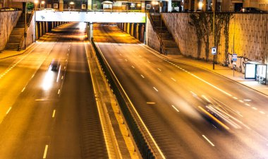 Şehir sokaklarını yolda araba farlar bulanık parça