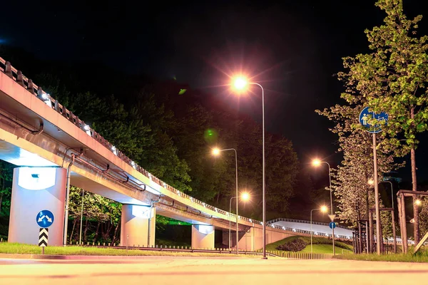 夜间沥青路面和高架桥梁与照明灯 — 图库照片