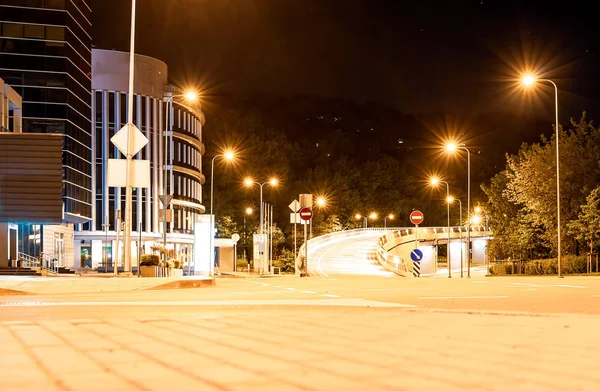 Vie Nocturne Des Rues Ville Immeubles Bureaux Asphalte Routier Parc — Photo