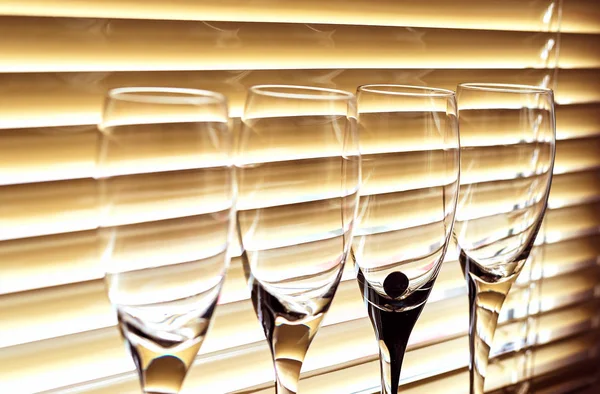 窗帘百叶窗背景上的香槟酒玻璃杯 — 图库照片