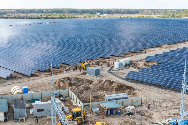 La construcción de una planta de energía solar - una vista superior —  Fotos de Stock