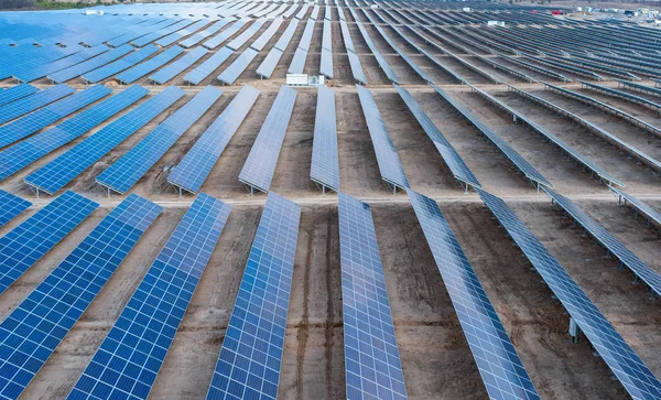 Sectie van de zonnepanelen - het bovenaanzicht — Stockfoto