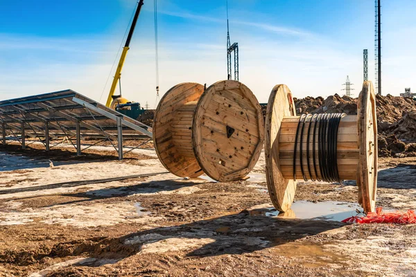 Bobinas de madera con un cable de alta tensión para unir secciones de s —  Fotos de Stock