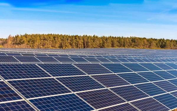 Filas de secciones de paneles solares —  Fotos de Stock