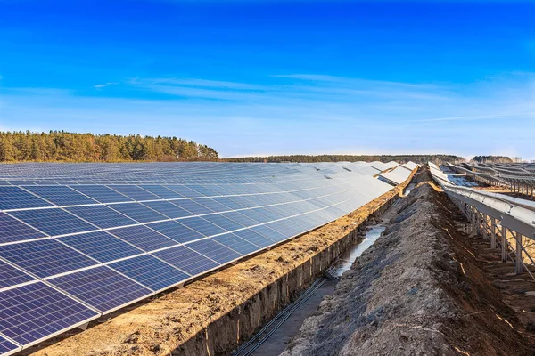 Secciones de paneles solares y una zanja con una c de alto voltaje —  Fotos de Stock